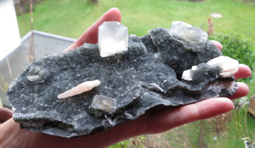 Apophylit in 3 Wuchsformen auf schwarzgrünem Chalcedon mit apricot-farbenen Stilbit-Kristallen, 436g , Nashik / Indien