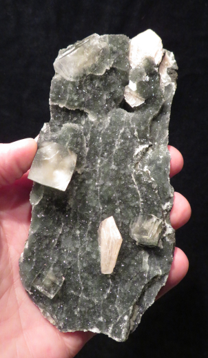 Apophylit in 3 Wuchsformen auf schwarzgrünem Chalcedon mit apricot-farbenen Stilbit-Kristallen, 436g , Nashik / Indien