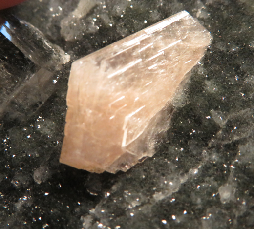 Apophylit in 3 Wuchsformen auf schwarzgrünem Chalcedon mit apricot-farbenen Stilbit-Kristallen, 436g , Nashik / Indien