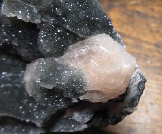 Apophylit in 3 Wuchsformen auf schwarzgrünem Chalcedon mit apricot-farbenen Stilbit-Kristallen, 436g , Nashik / Indien
