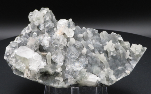 Glasklare Apophylitwürfel auf schwarzgrauem Chalcedon-Stalaktiten 386g , Nashik /Indien