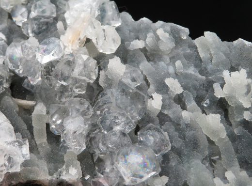 Glasklare Apophylitwürfel auf schwarzgrauem Chalcedon-Stalaktiten 386g , Nashik /Indien