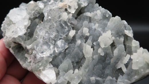 Glasklare Apophylitwürfel auf schwarzgrauem Chalcedon-Stalaktiten 386g , Nashik /Indien