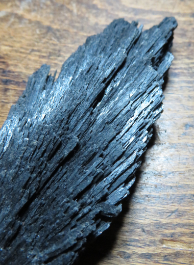 Schwarze Kyanit Feder 180g, Ribeiruo da Falha / Brasilien