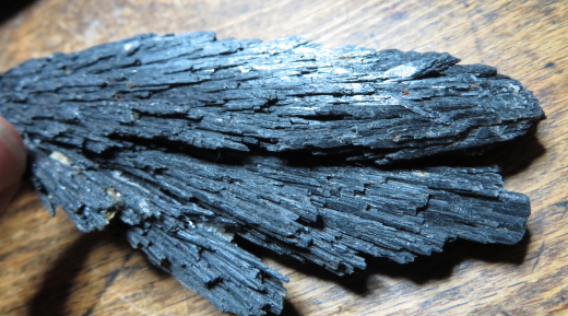 Schwarze Kyanit Feder 180g, Ribeiruo da Falha / Brasilien