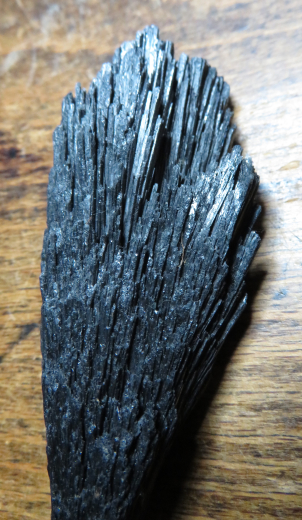 Schwarze Kyanit Feder 70g, Ribeiruo da Falha / Brasilien