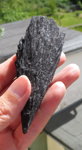 Schwarze Kyanit Feder 70g, Ribeiruo da Falha / Brasilien