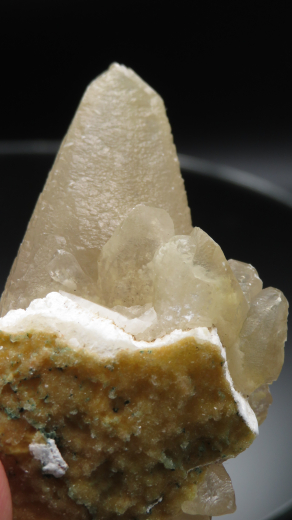 Calcit-Skalenoeder Einzelkristall auf Matrix 128g, Sakwa / Indien