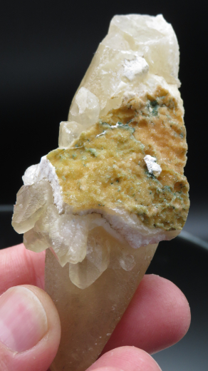 Calcit-Skalenoeder Einzelkristall auf Matrix 128g, Sakwa / Indien