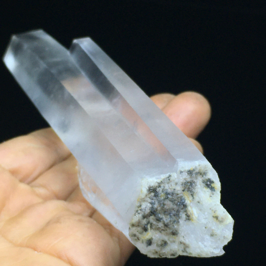 Natürliches Bergkristall-Paar im Kirschholzständer 202g, Innere Mongolei