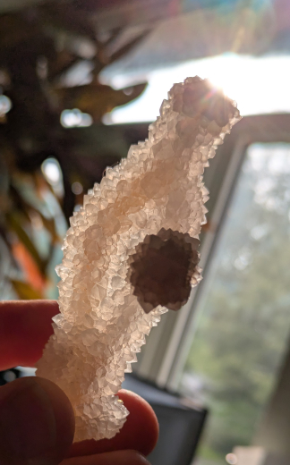 Blumen für die Braut! Quarz auf botryoidaler Chalcedon-Stalaktitenformation, Chandwad / Indien