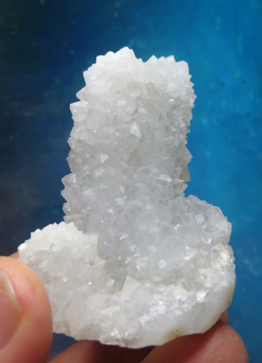 Quarz auf botryoidaler Chalcedon-Stalaktitenformation, Chandwad / Indien