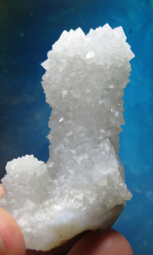 Quarz auf botryoidaler Chalcedon-Stalaktitenformation, Chandwad / Indien