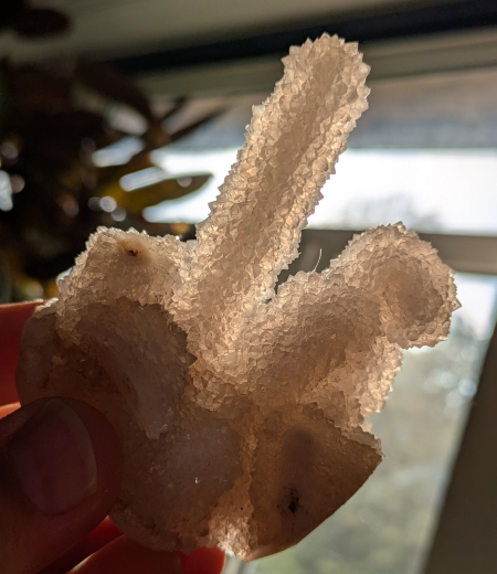 Quarz auf botryoidaler Chalcedon-Stalaktitenformation 229g, Chandwad / Indien
