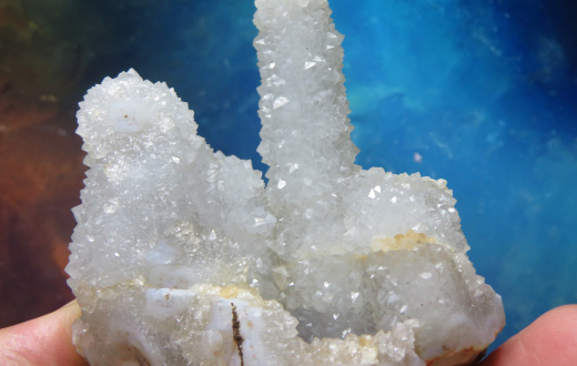 Quarz auf botryoidaler Chalcedon-Stalaktitenformation 229g, Chandwad / Indien