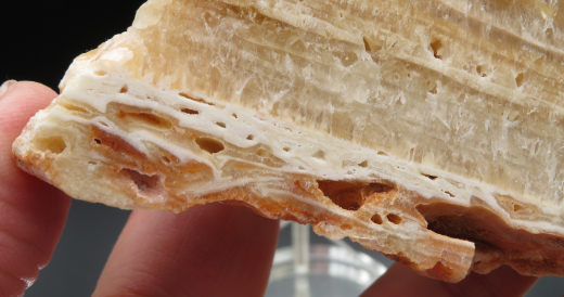 Calcit Sinterschichten poliertes Endstück, goldgelb 408g , Mallorca