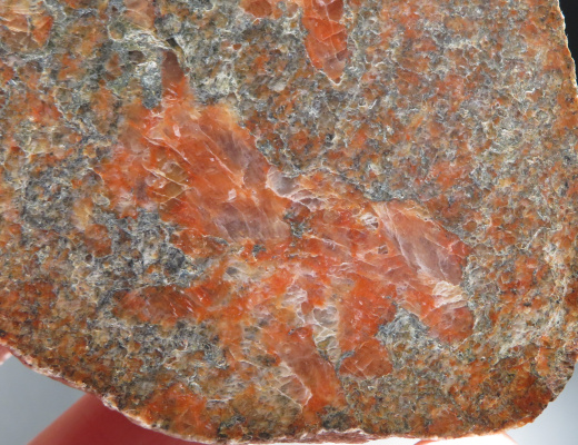 Fleischroter Orthoklas in Gneis, Endstück poliert, 317g, Deutschland
