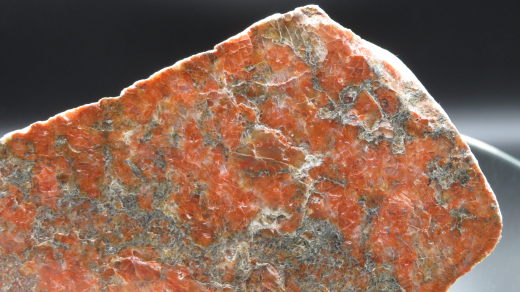 Fleischroter Orthoklas in Gneis, Endstück poliert, 348g, Deutschland