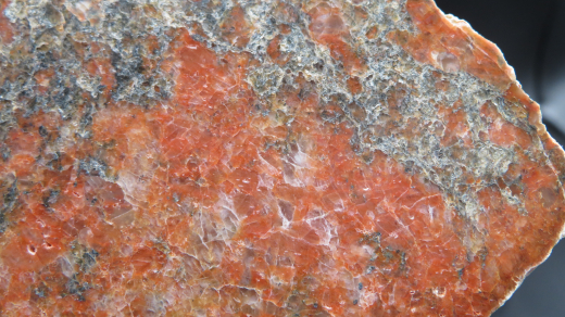 Fleischroter Orthoklas in Gneis, Scheibe poliert, 233g, Deutschland