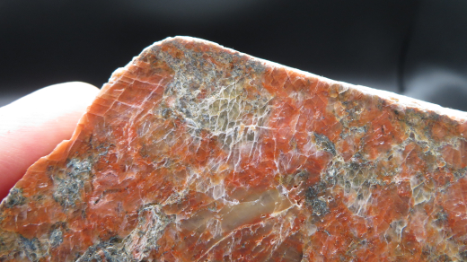 Fleischroter Orthoklas in Gneis, Scheibe poliert, 233g, Deutschland