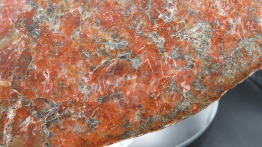 Fleischroter Orthoklas in Gneis, Scheibe poliert, 233g, Deutschland