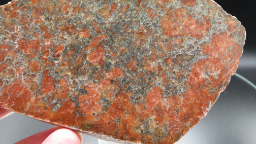 Fleischroter Orthoklas in Gneis, Scheibe poliert, 251g, Deutschland