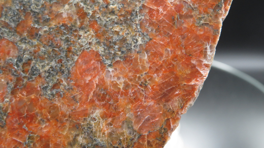 Fleischroter Orthoklas in Gneis, Scheibe poliert, 251g, Deutschland