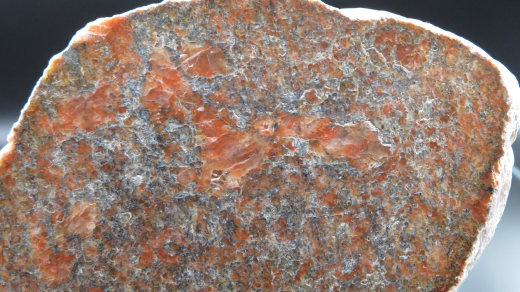 Fleischroter Orthoklas in Gneis, Scheibe poliert, 251g, Deutschland