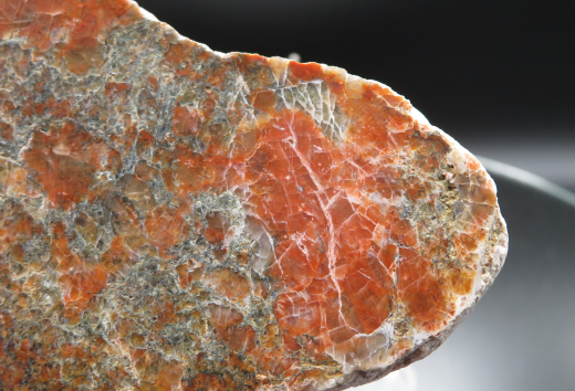 Fleischroter Orthoklas in Gneis, Scheibe poliert, 251g, Deutschland