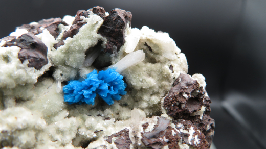 Cavansit + Stilbit auf Heulandit mit Matrix, Puna / Indien