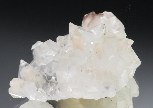 Glänzend klare Apophylit-Stufe mit Stilbit + Powellit! Jalgaon / Indien