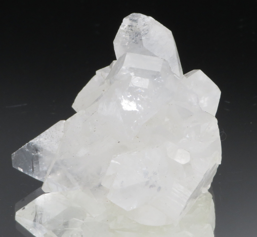 Glänzend klare Apophylit-Stufe mit Powellit! Jalgaon / Indien