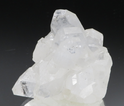 Glänzend klare Apophylit-Stufe mit Powellit! Jalgaon / Indien