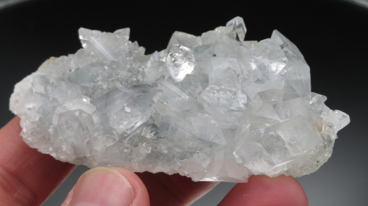 Glänzend klare Apophylit-Stufe mit Powellit! Jalgaon / Indien