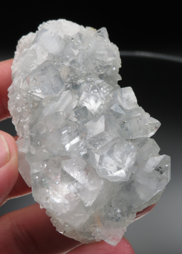 Glänzend klare Apophylit-Stufe mit Powellit! Jalgaon / Indien