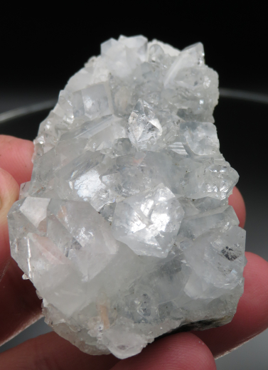 Glänzend klare Apophylit-Stufe mit Powellit! Jalgaon / Indien