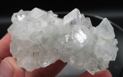 Glänzend klare Apophylit-Stufe mit Powellit! Jalgaon / Indien