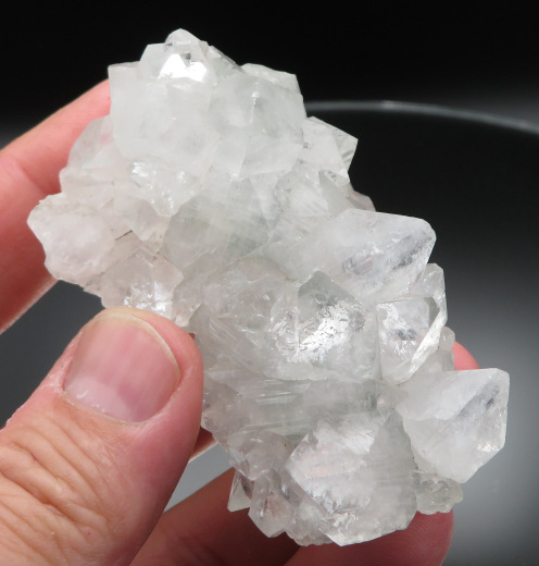 Glänzend klare Apophylit-Stufe mit Powellit! Jalgaon / Indien