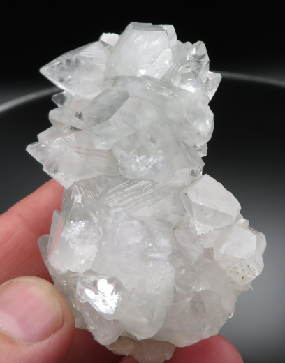 Glänzend klare Apophylit-Stufe mit Powellit! Jalgaon / Indien