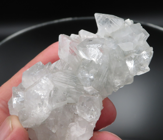 Glänzend klare Apophylit-Stufe mit Powellit! Jalgaon / Indien