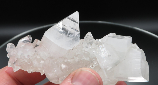 Glänzend klare Apophylit-Stufe mit Powellit! Jalgaon / Indien