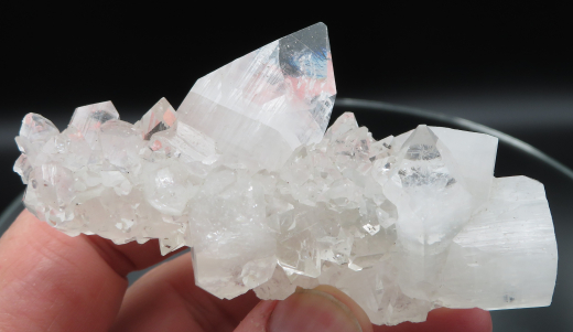 Glänzend klare Apophylit-Stufe mit Powellit! Jalgaon / Indien