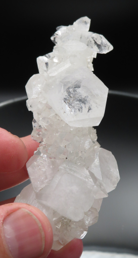 Glänzend klare Apophylit-Stufe mit Powellit! Jalgaon / Indien