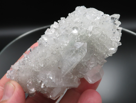 Glänzend klare Apophylit-Stufe mit Powellit! Jalgaon / Indien