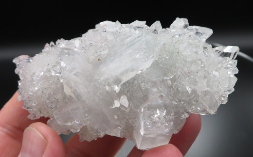 Glänzend klare Apophylit-Stufe mit Powellit! Jalgaon / Indien