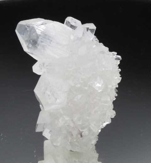 Glänzend klare Apophylit-Stufe auf Gipskristall mit Powellit!!! Jalgaon / Indien