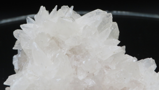 Dogtooth - Calcit Stufe, weiß, fluoreszierend, 471g, Indonesien