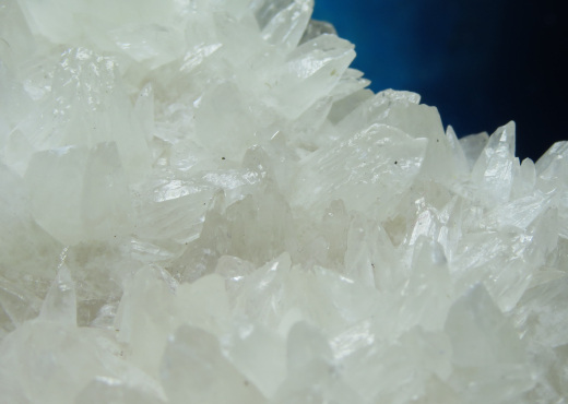 Dogtooth - Calcit Stufe, weiß, fluoreszierend, 471g, Indonesien