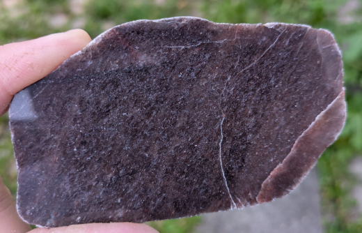 Quarzit Scheibe violett mit Glimmer, poliert, Ostsee/Deutschland