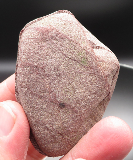 Brekzien Paar in violett/weißem Sandstein, Ostsee / Deutschland